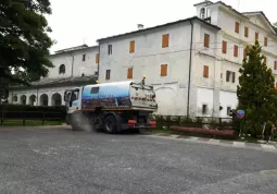 Al via il restyling dei piazzali del Santuario di Valmala: L’intervento concerne le aree pubbliche adiacenti alla chiesa che attualmente sono costituite da un semplice manto di asfalto, su cui risultano debolmente tracciate e linee bianche orizzontali a parcheggio libero